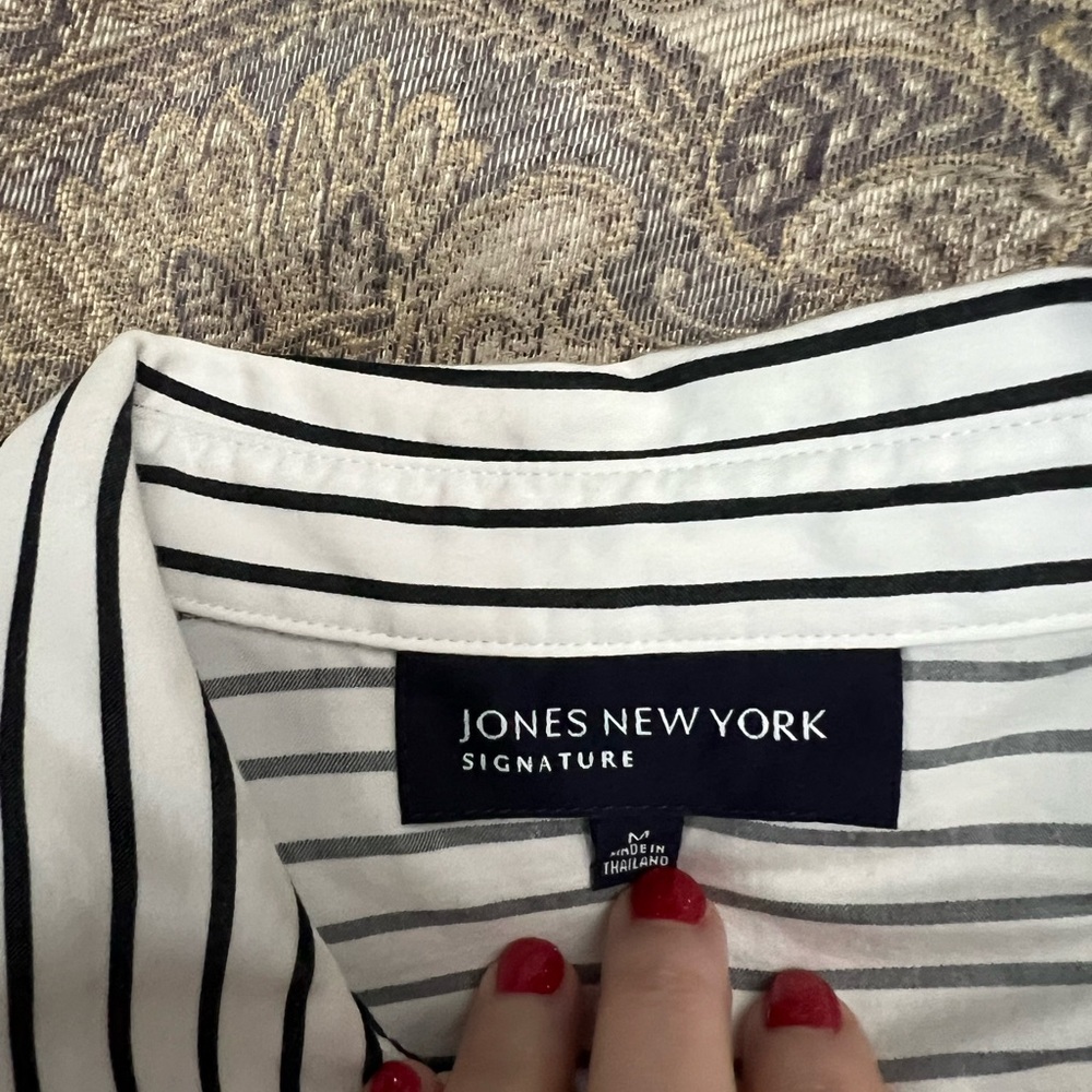 Jones New Y Signature Button down blouse. Excellent used condition. - Picture 3 of 5